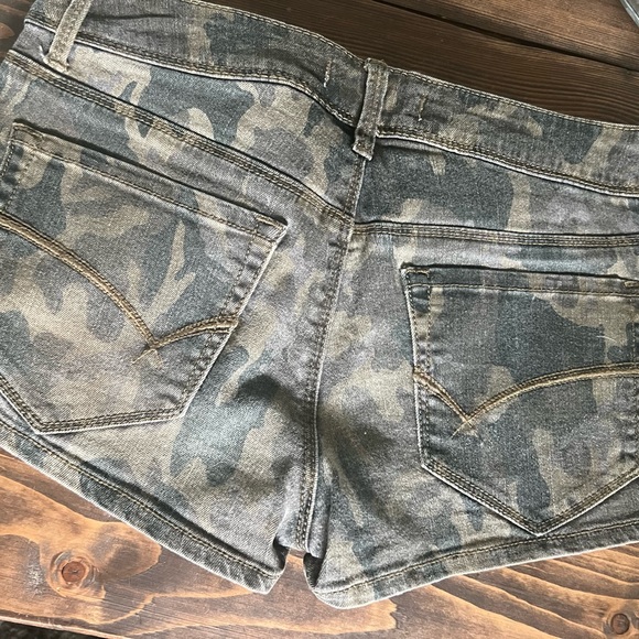 Womens camo bullhead shorts size 5 - Picture 3 of 3